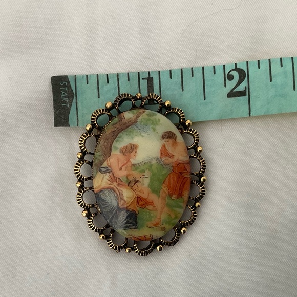 Vintage Cameo Brooch with Gold Accents - Picture 3 of 4